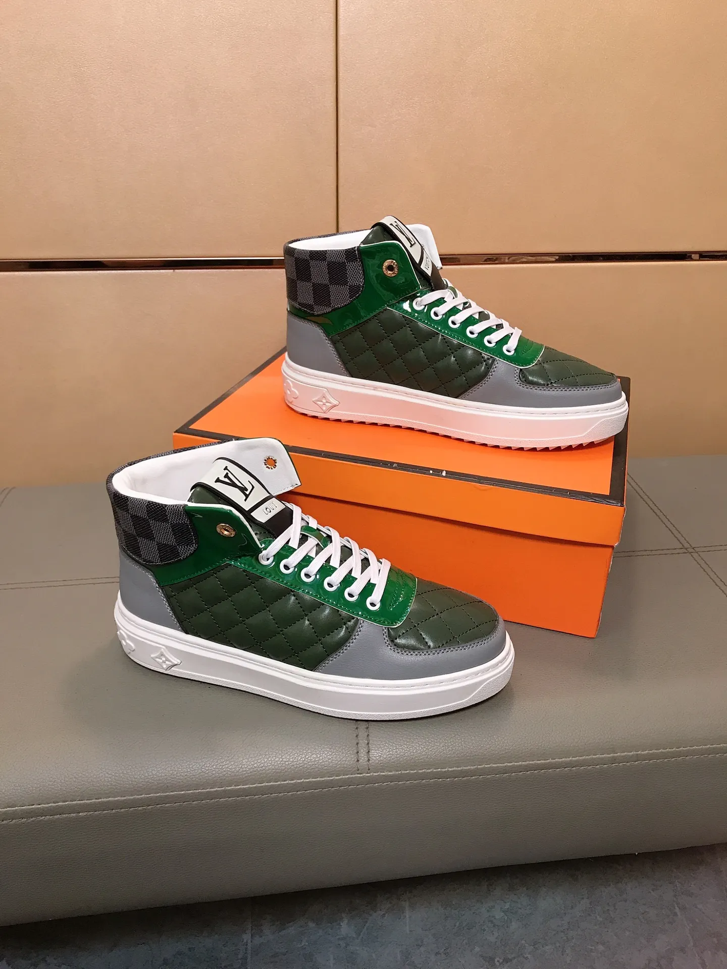 Factory price 400 👟👟🤝 (LV Louis Vuitton) New Korean style high-top casual shoes for men [Proud] hot style, imported cowhide with original printing, genuine leather lining, wear-resistant and non-slip rubber outsole. If you are still worried about wearing matching shoes, then these shoes are your best choice! Code number: 38-44